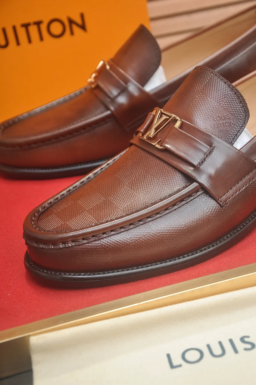 Men's men's shoes 💰540💶 [LV] (original single cowhide lining) 🍀LV's latest genuine leather business suit shoes are launched simultaneously on the official website. The first-layer cowhide imported from Italy is made of heavy gold, 💥official website 1:1 rubber outsole. Versatile to wear, high-end without losing class, and the color combination is extraordinary. This four-season style is alluring when worn on your feet, showing off your big-name flair. Standard code 39-45 (45 customized)